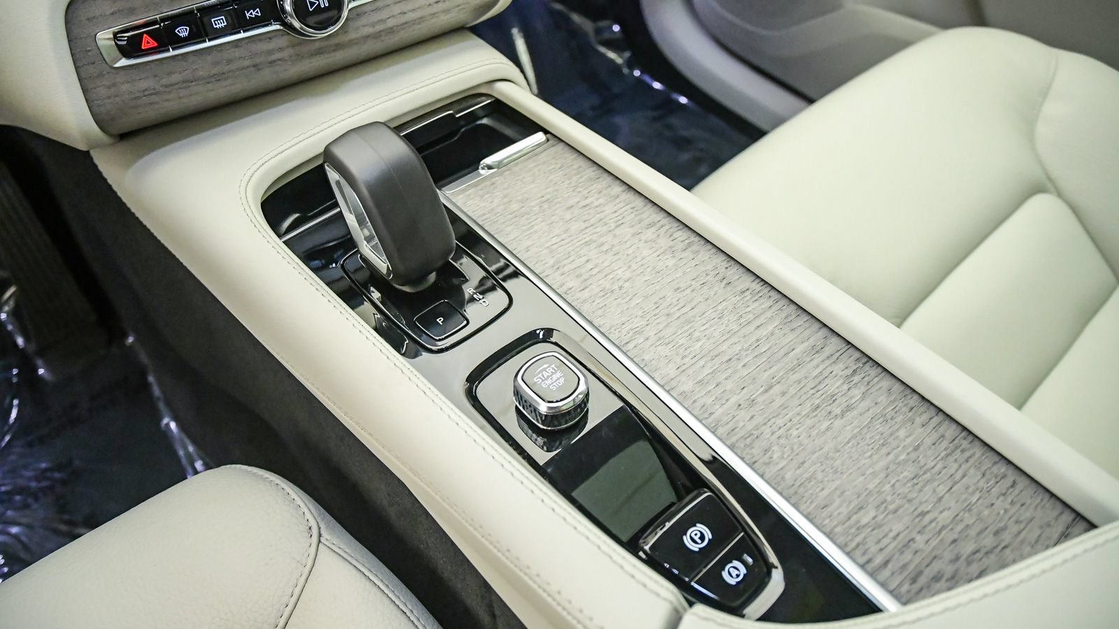 Certified 2024 Volvo XC90 T8 Core AWD/4WD image 21