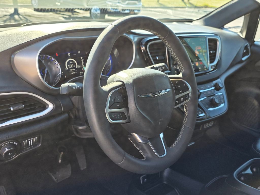 Used 2025 Chrysler Pacifica Select image 10