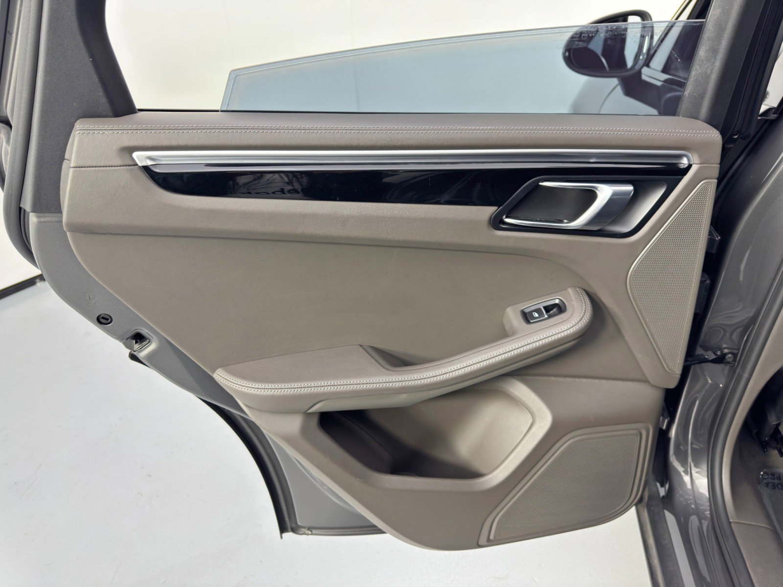 Used 2018 Porsche Macan S image 39