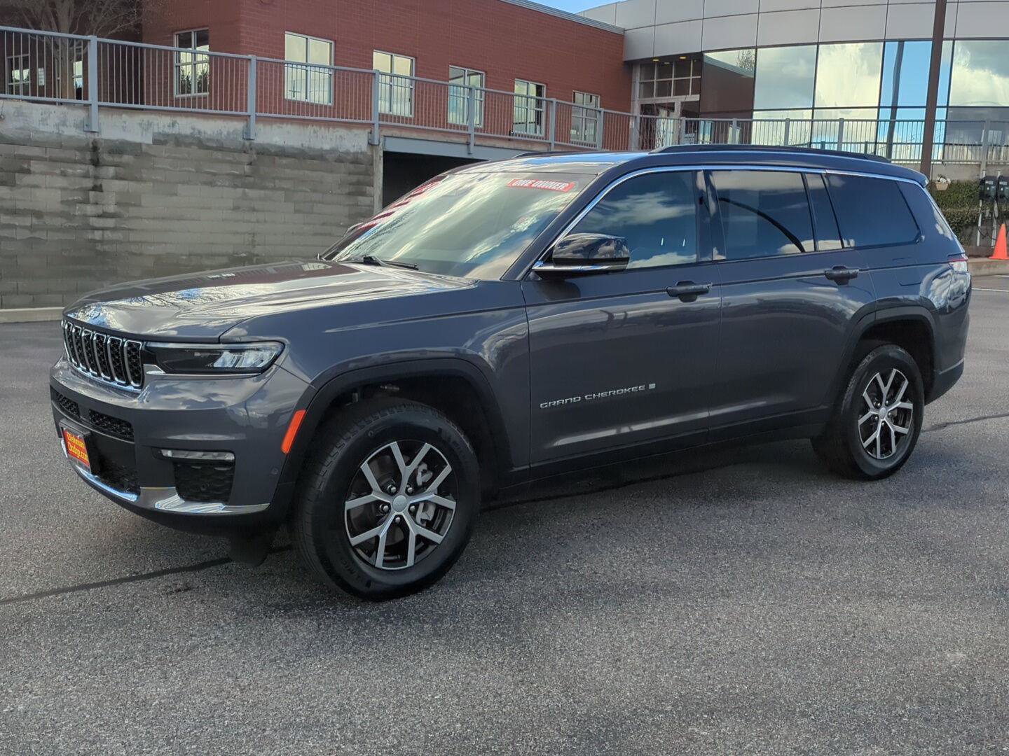 Used 2024 Jeep Grand Cherokee L Limited w/ Luxury Tech Group II AWD/4WD image 3