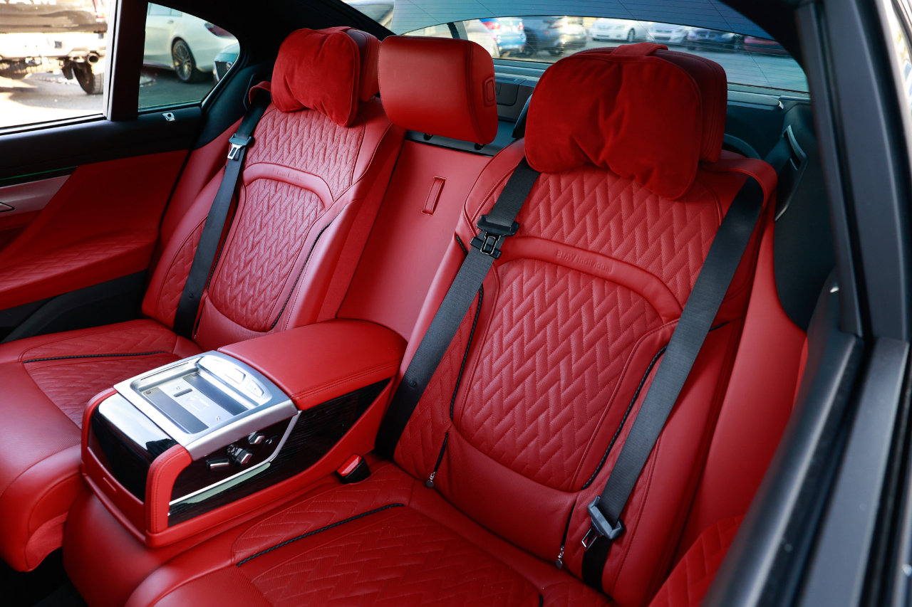 Used 2021 BMW 750i xDrive w/ Luxury Rear Seating Package image 10