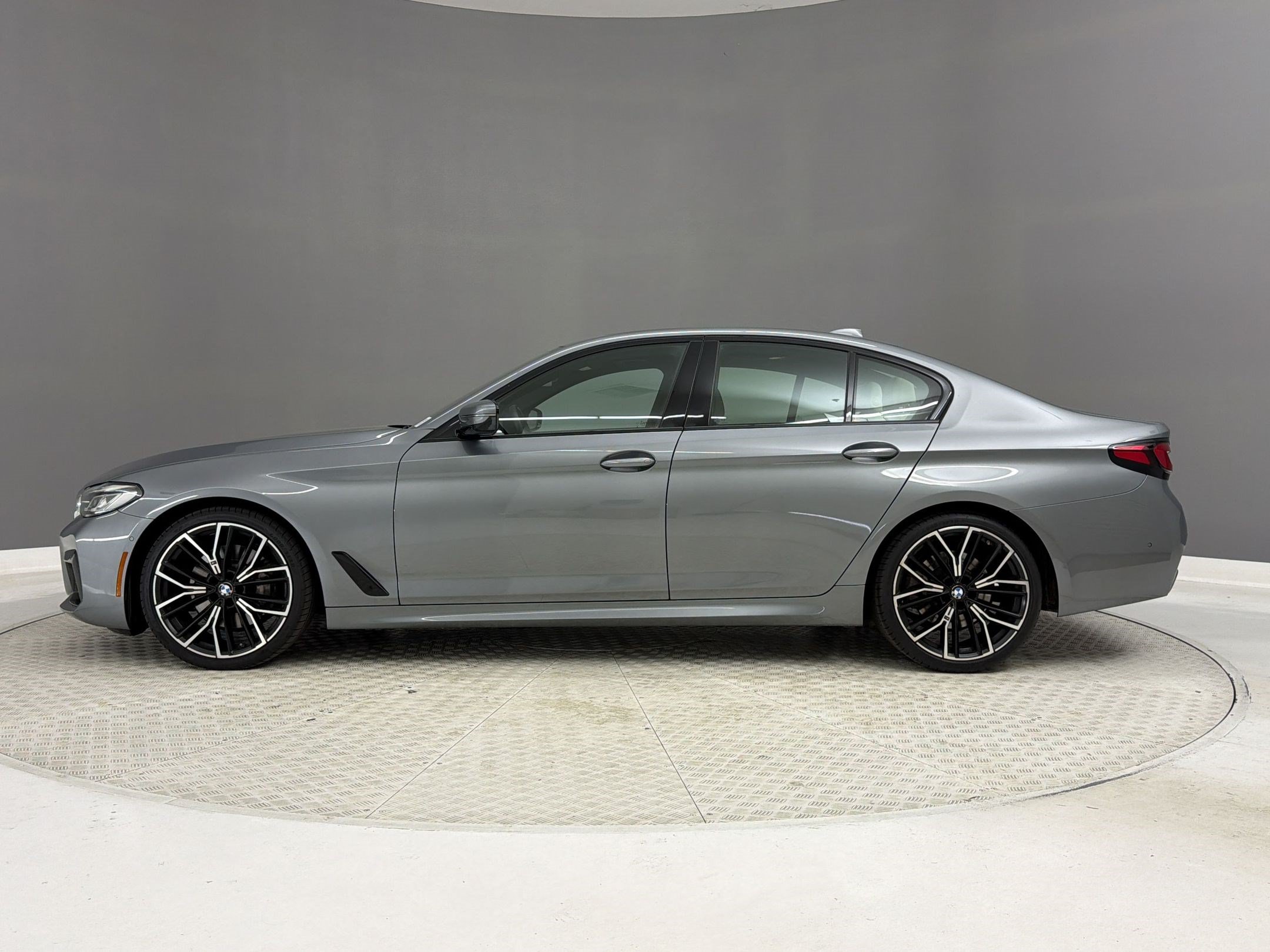 Used 2023 BMW 530i w/ M Sport Package RWD image 2