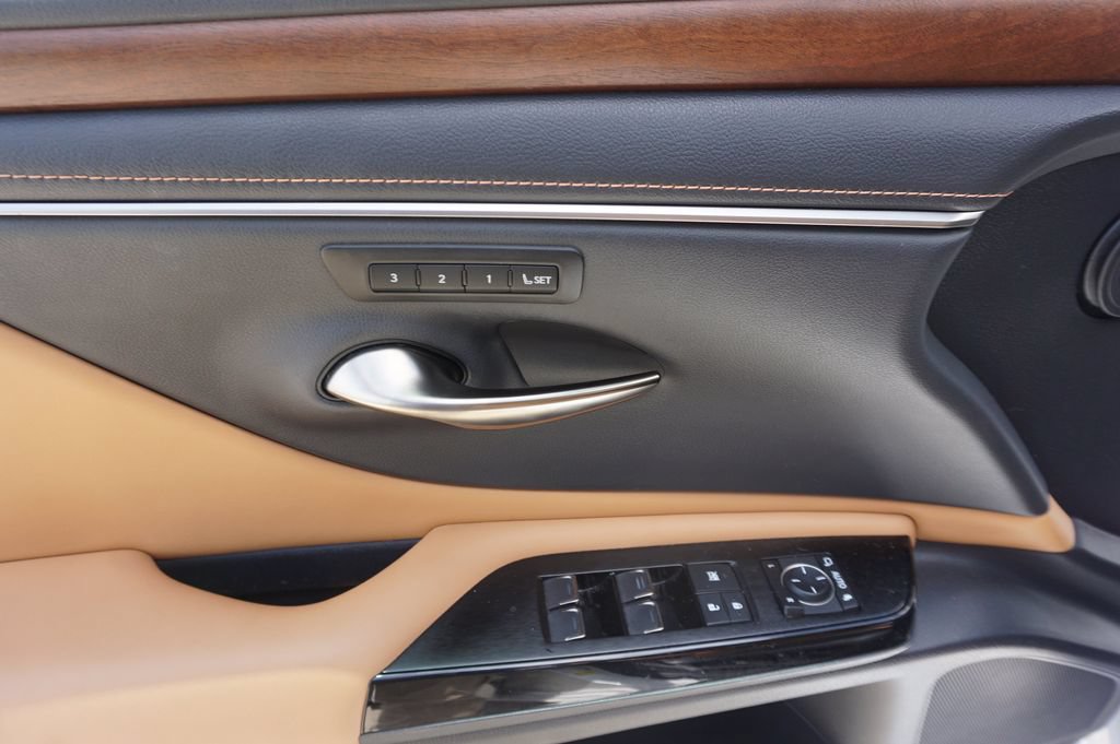 Used 2024 Lexus ES 350 w/ Premium Package FWD image 10