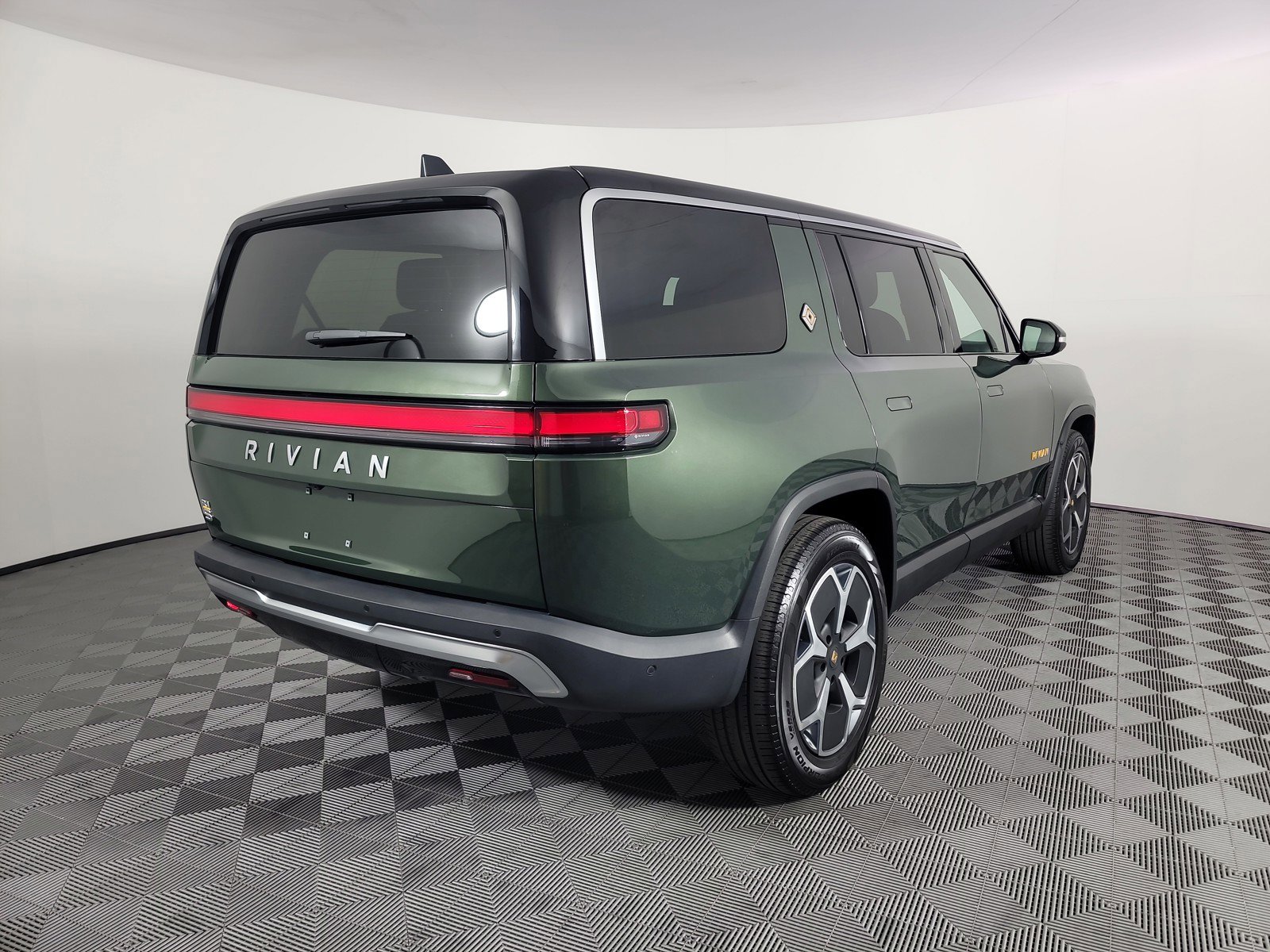 Used 2024 Rivian R1S Adventure AWD/4WD image 5