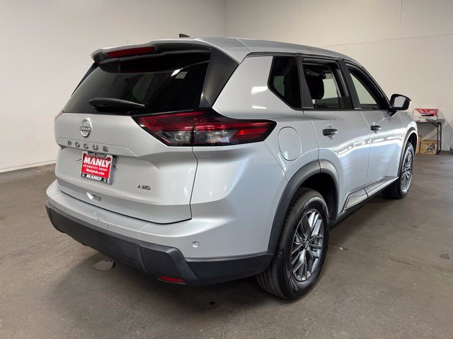 Used 2024 Nissan Rogue S AWD/4WD image 3