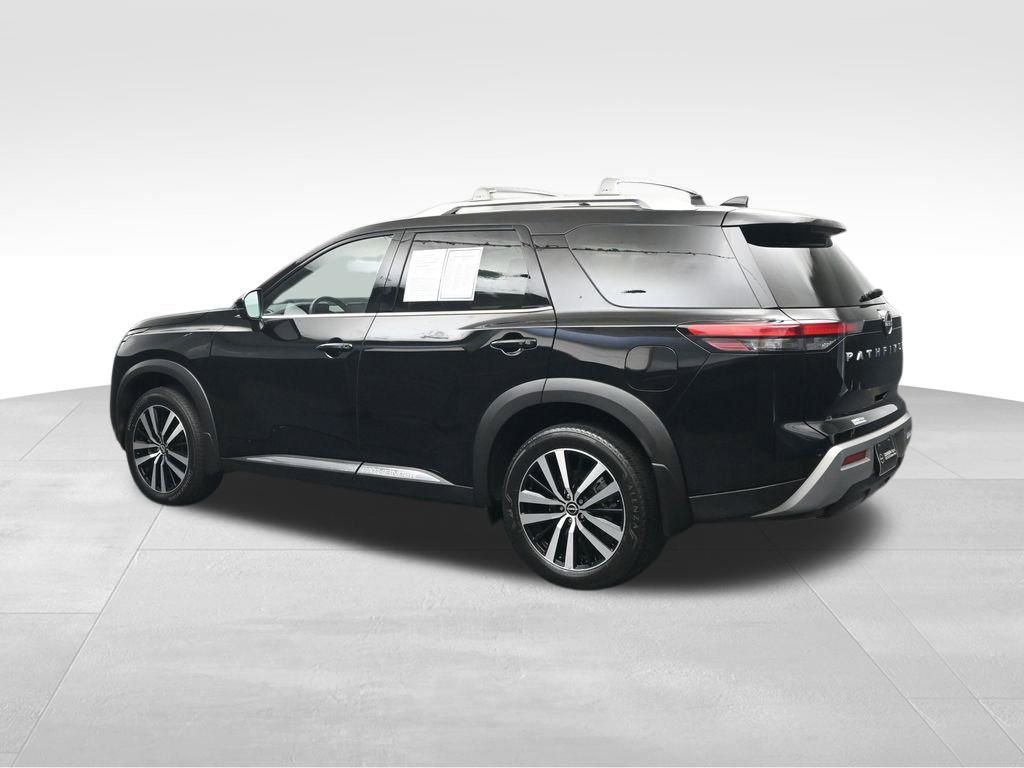 Used 2024 Nissan Pathfinder Platinum FWD image 3