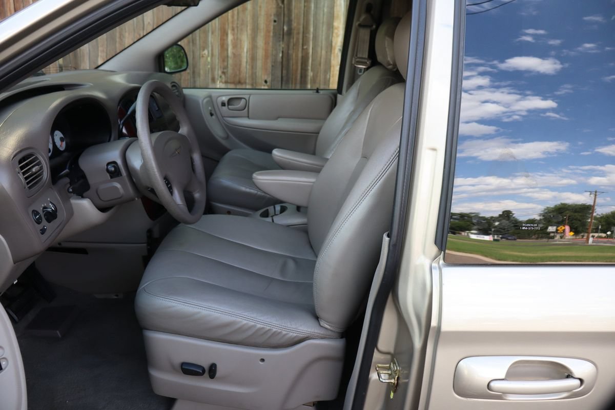 Used 2002 Chrysler Town & Country EX FWD image 19