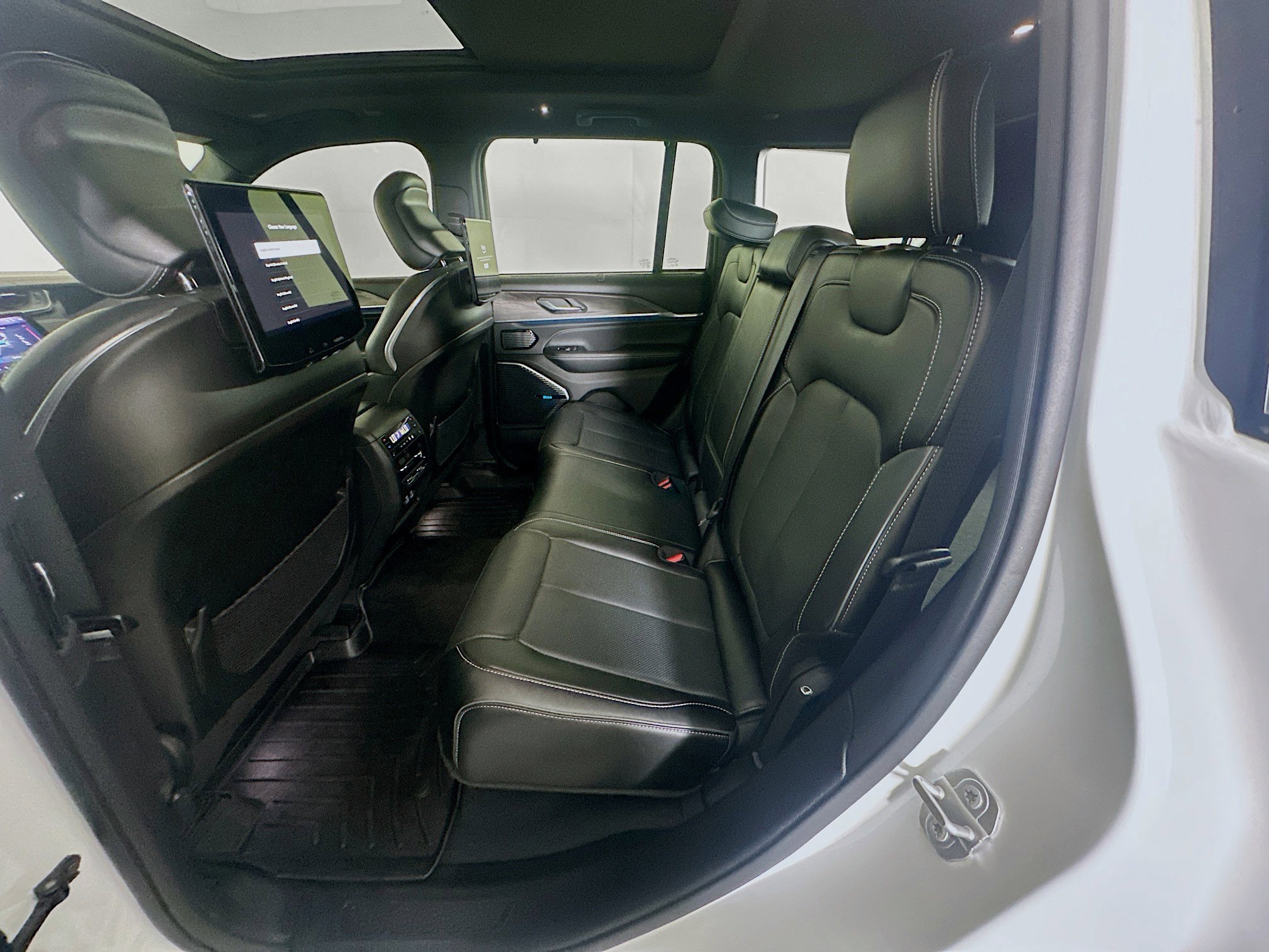 Used 2023 Jeep Grand Cherokee Overland w/ Advanced Protech Group III image 30