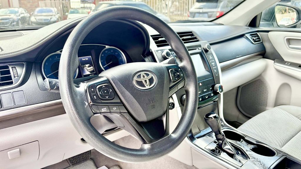 Used 2016 Toyota Camry LE image 11