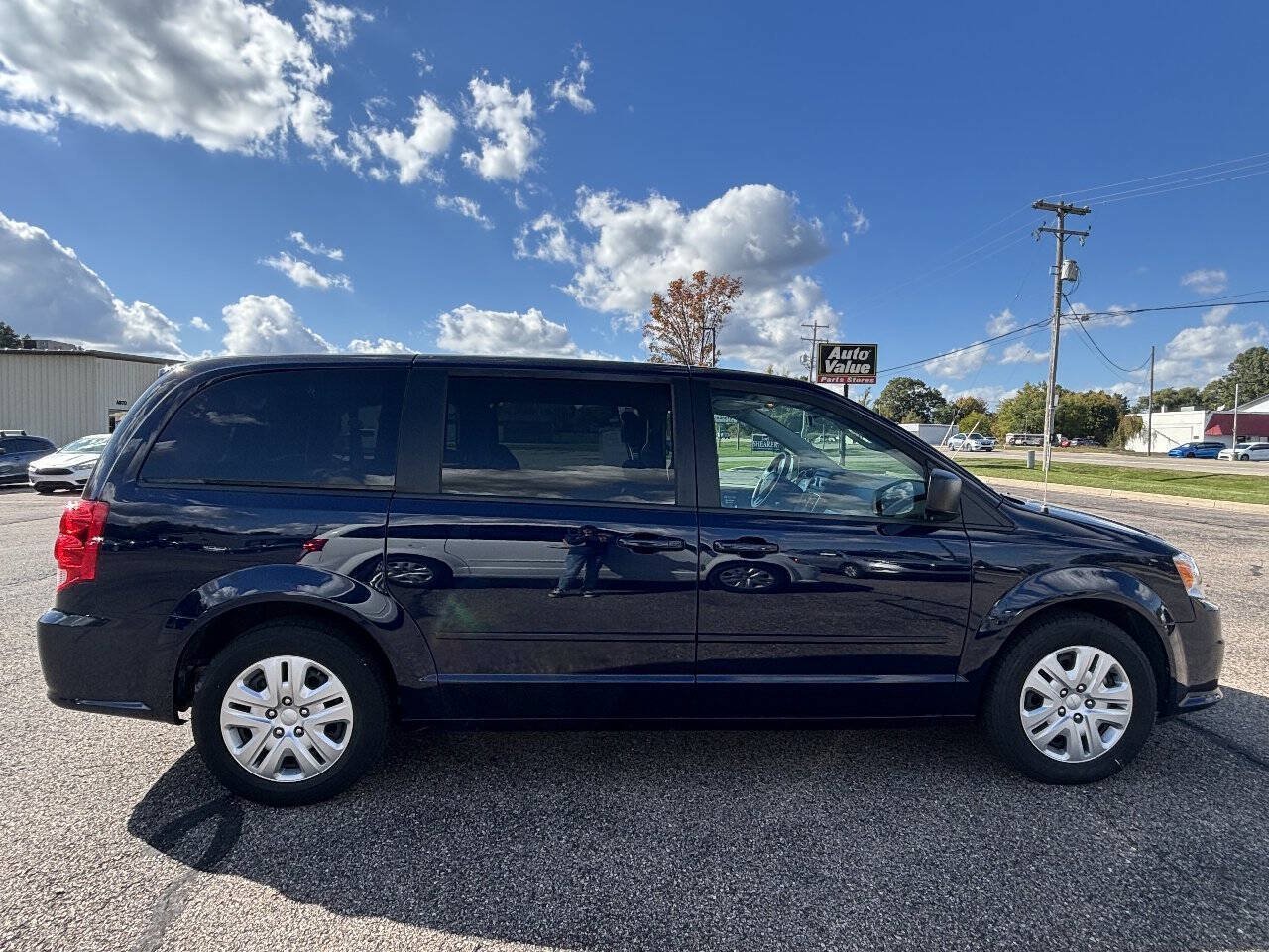 Used 2014 Dodge Grand Caravan SE w/ Quick Order Package 29E SE FWD image 2