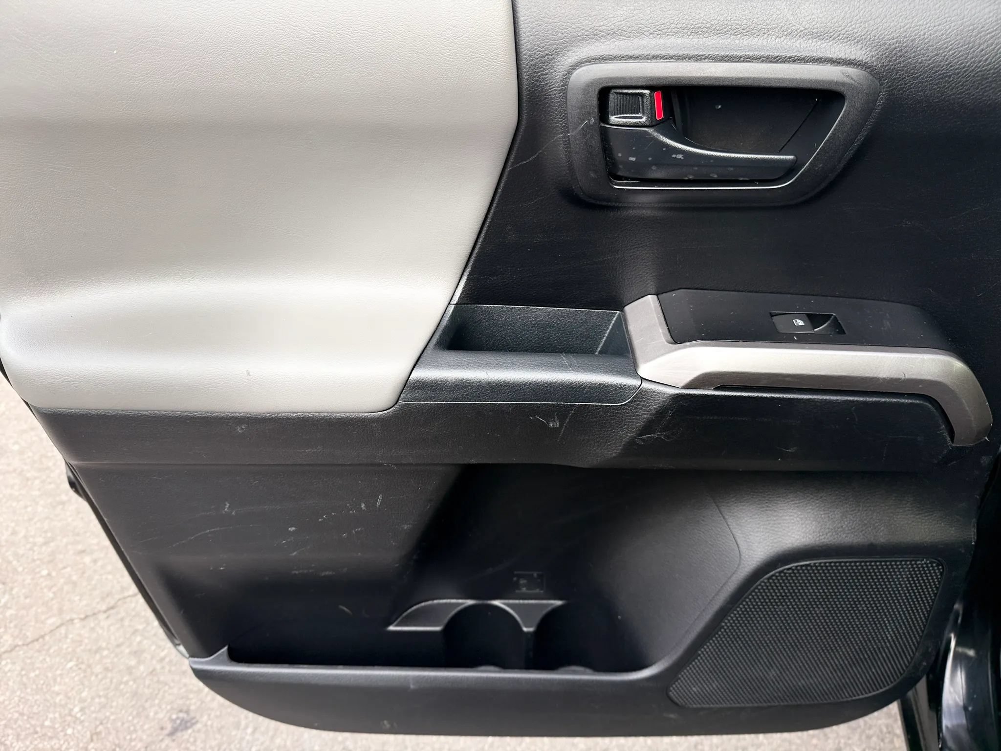 Used 2021 Toyota Tacoma SR5 AWD/4WD image 16