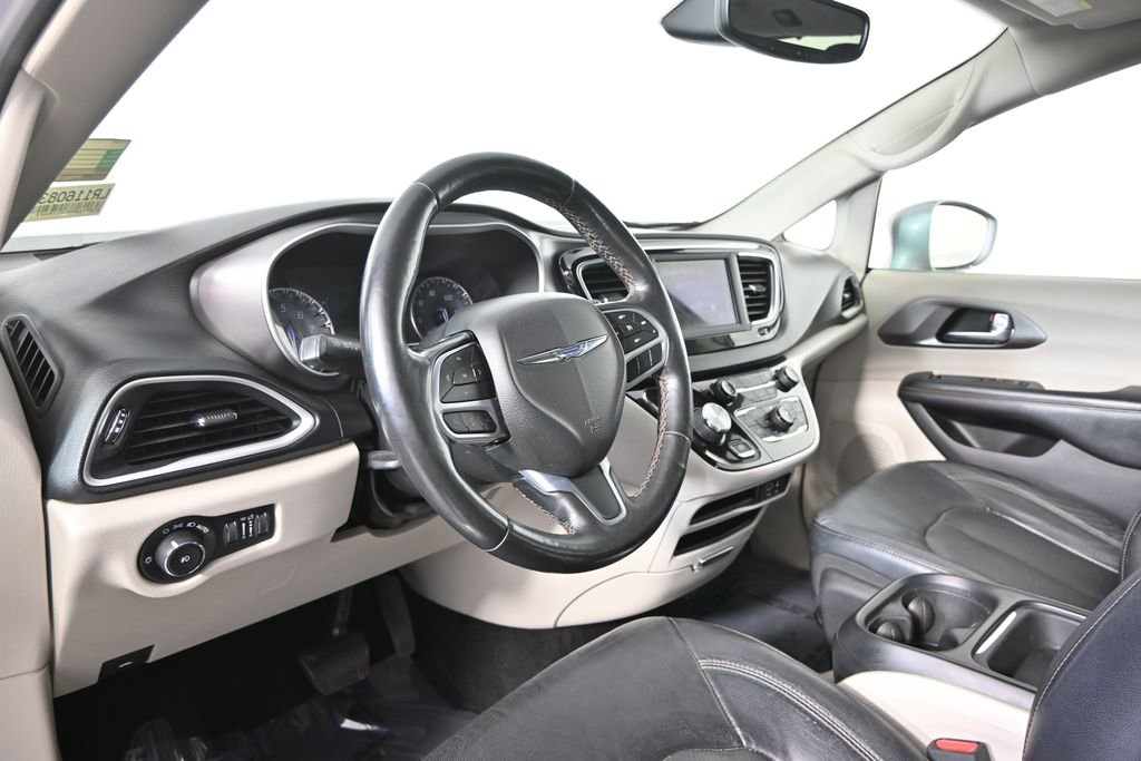 Used 2020 Chrysler Pacifica Touring-L image 25