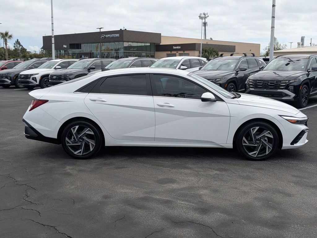 Certified 2025 Hyundai Elantra Limited image 4
