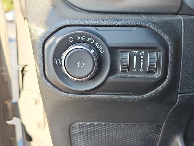 Used 2018 Jeep Wrangler Unlimited Sahara AWD/4WD image 29
