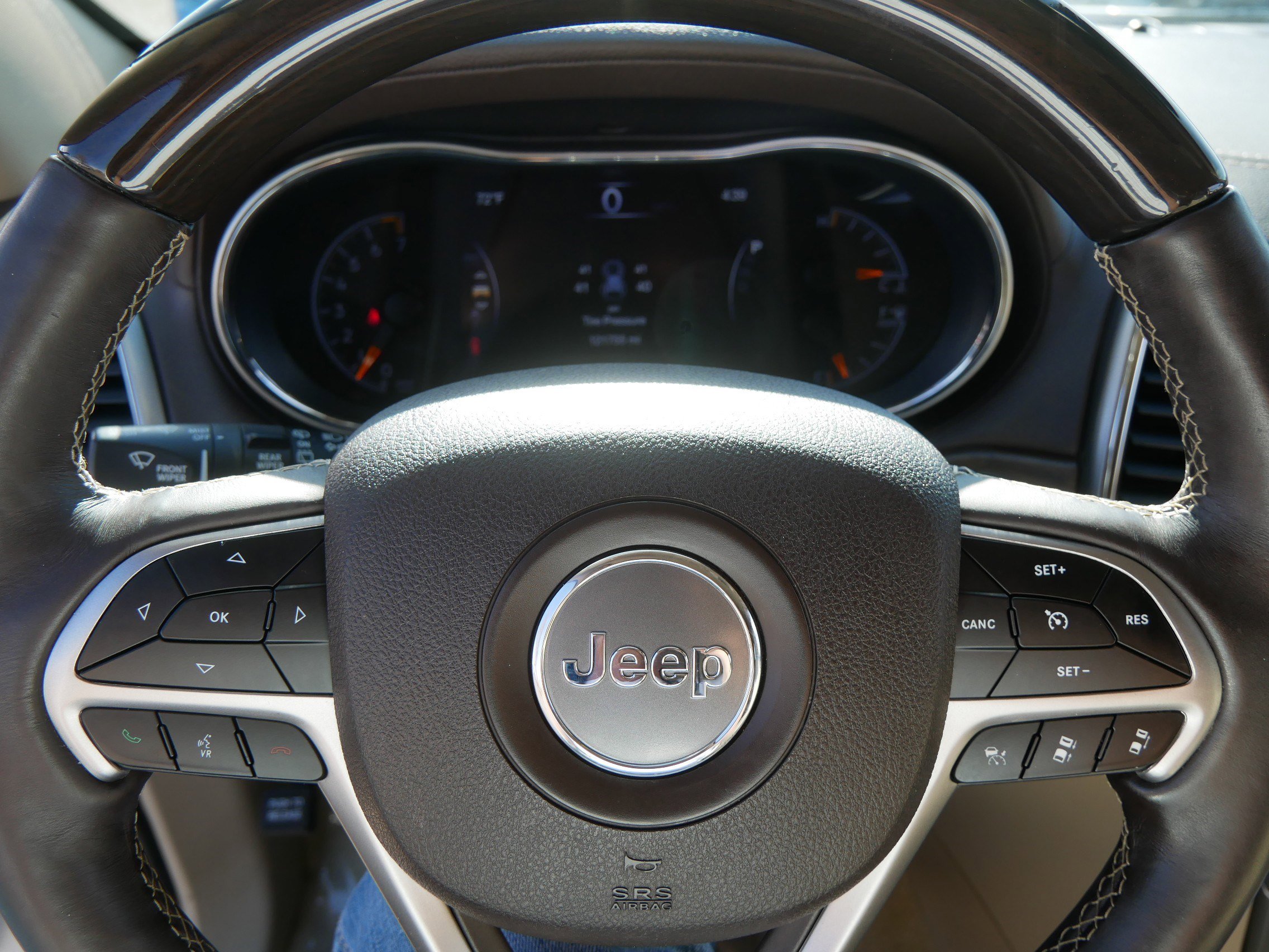 Used 2018 Jeep Grand Cherokee Overland AWD/4WD image 25