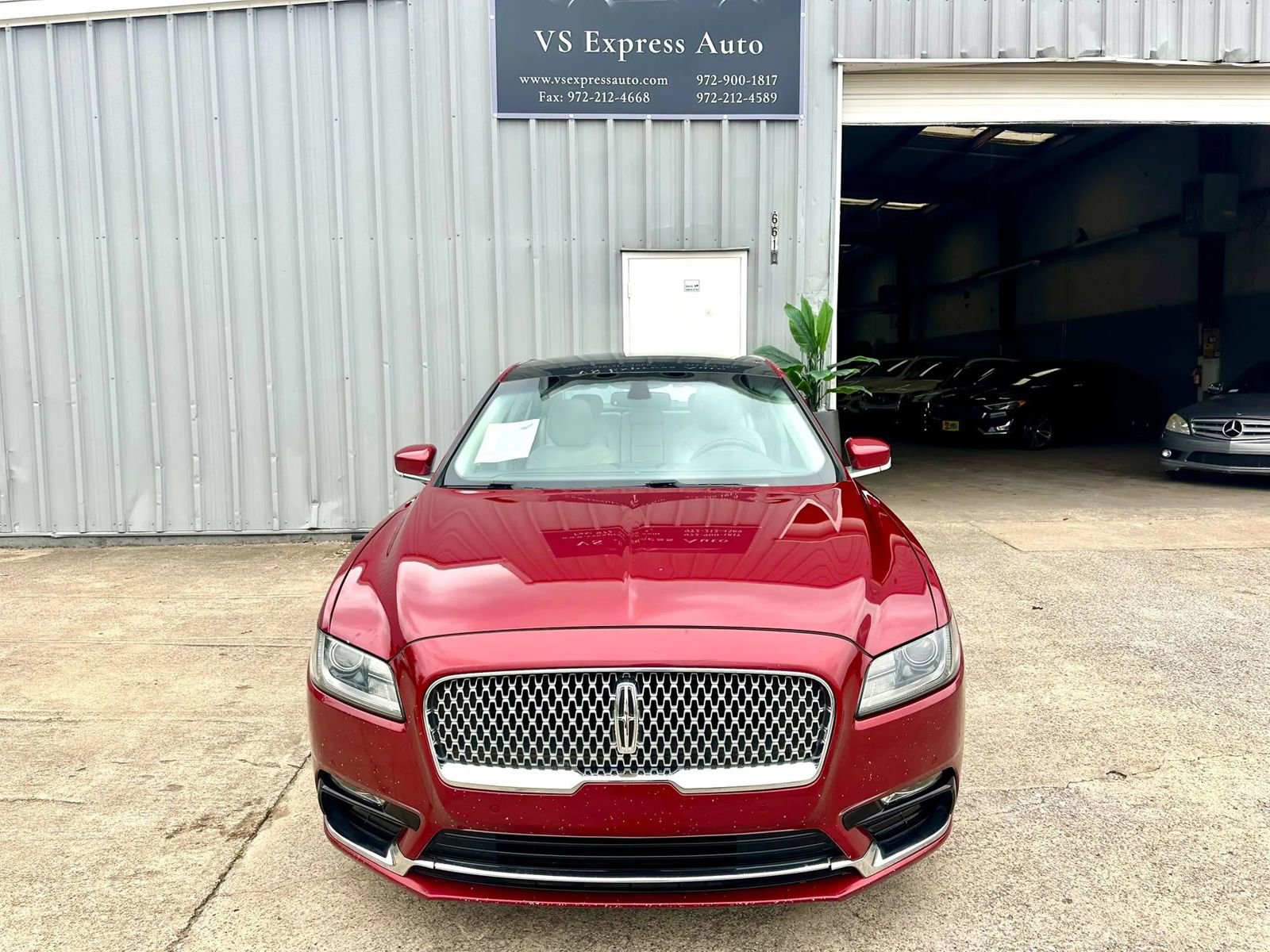 Used 2017 Lincoln Continental Select FWD image 2