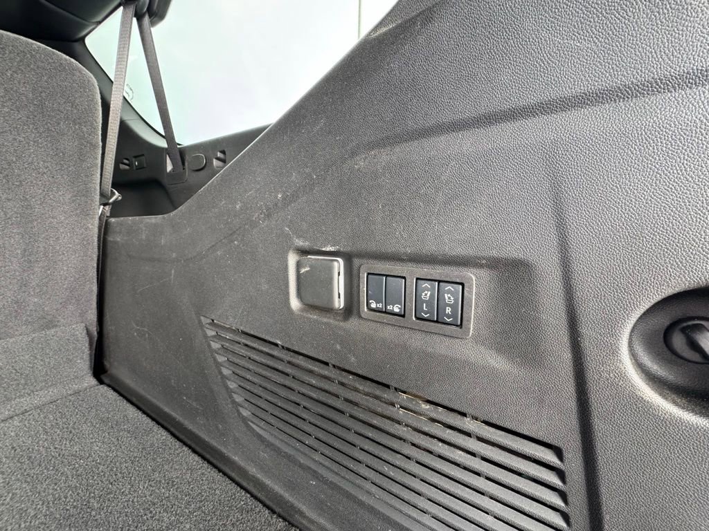 Used 2025 Chevrolet Suburban High Country image 36