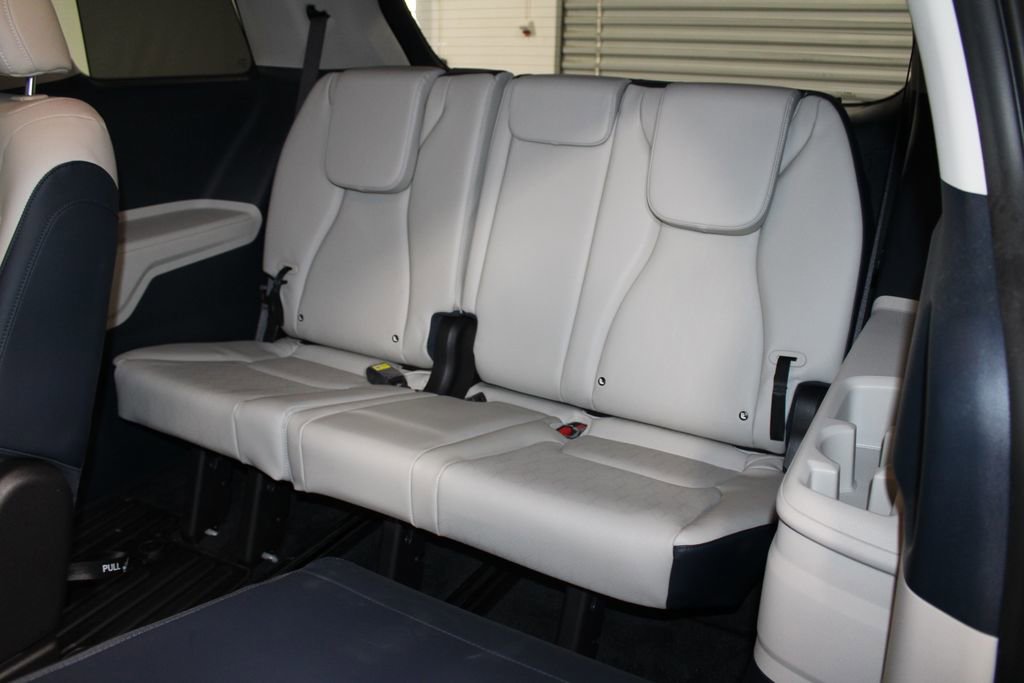 Used 2025 Kia Carnival EX image 38