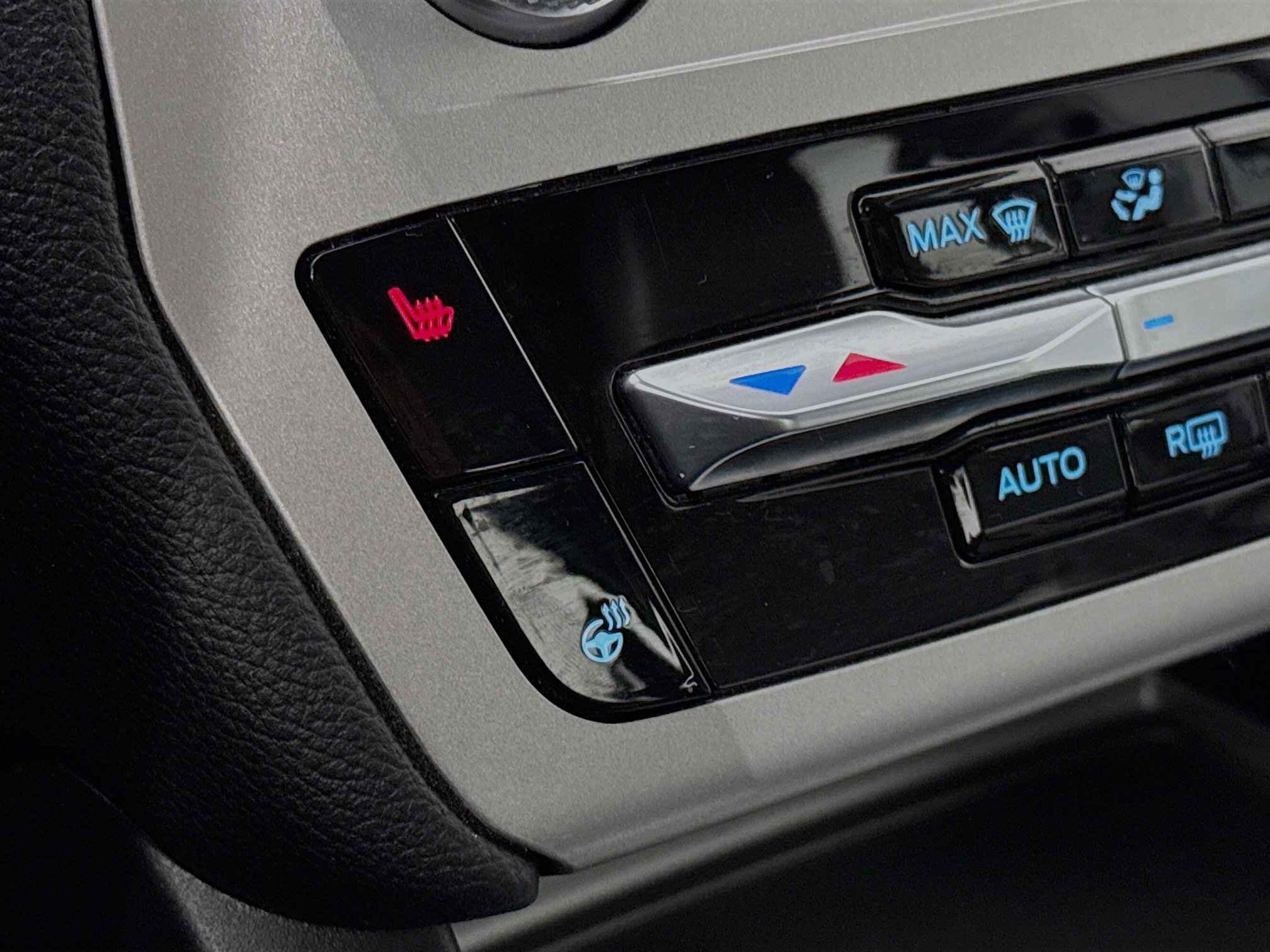 Used 2022 Ford Explorer XLT w/ Equipment Group 202A image 19