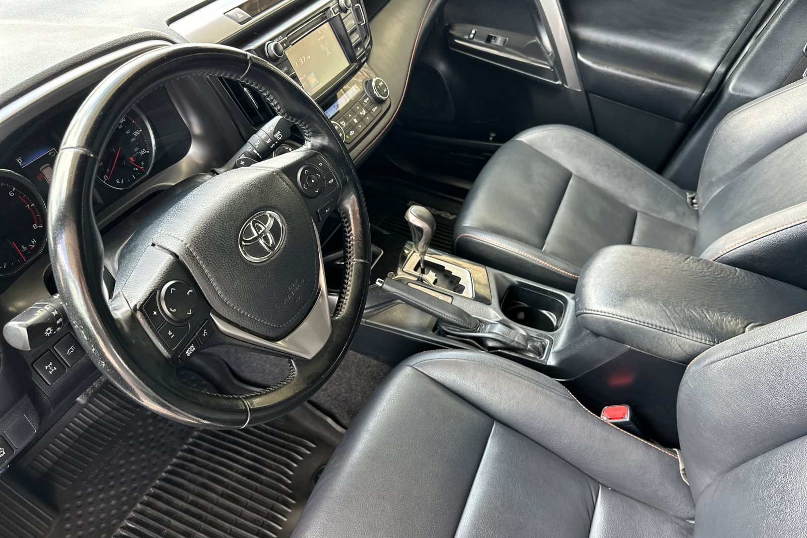 Used 2018 Toyota RAV4 SE w/ Power Extra Value Package AWD/4WD image 10