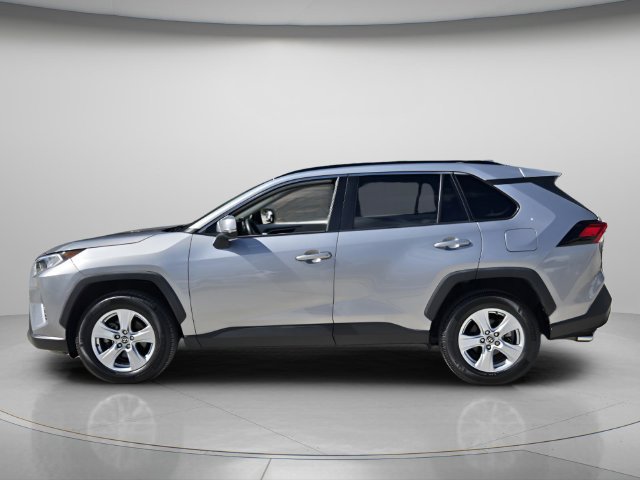 Used 2020 Toyota RAV4 XLE w/ Convenience Package FWD image 3