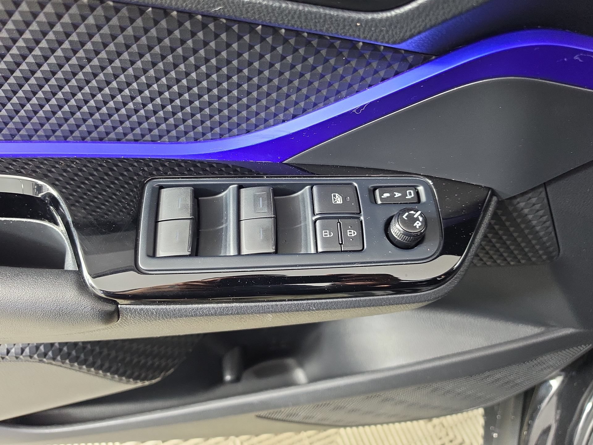 Used 2021 Toyota C-HR XLE FWD image 17