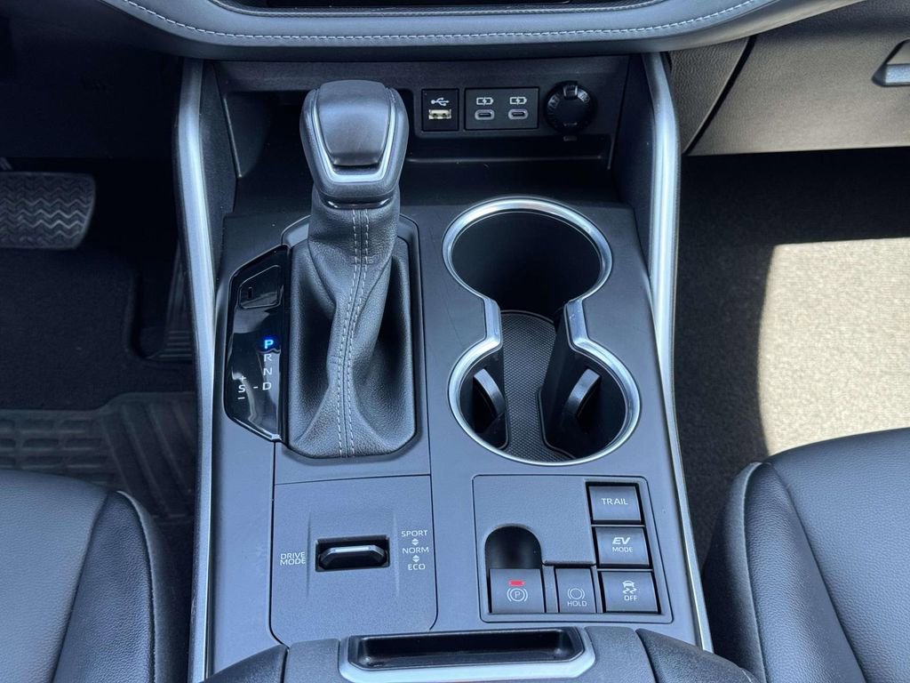 Used 2024 Toyota Highlander XLE image 6