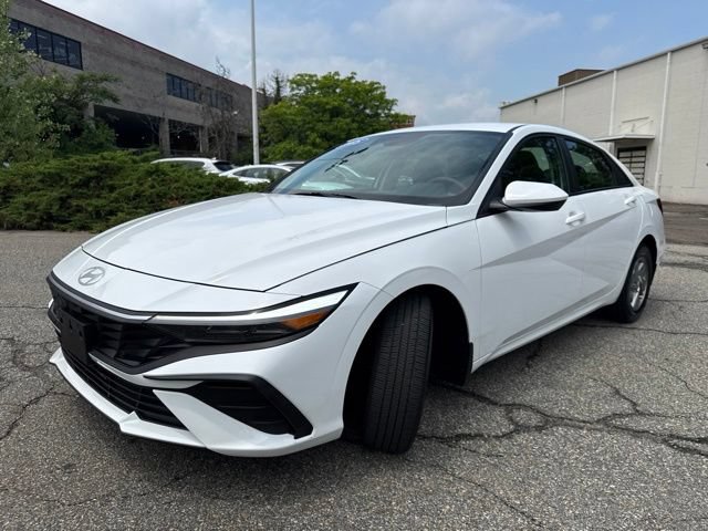 Used 2025 Hyundai Elantra SE FWD image 3
