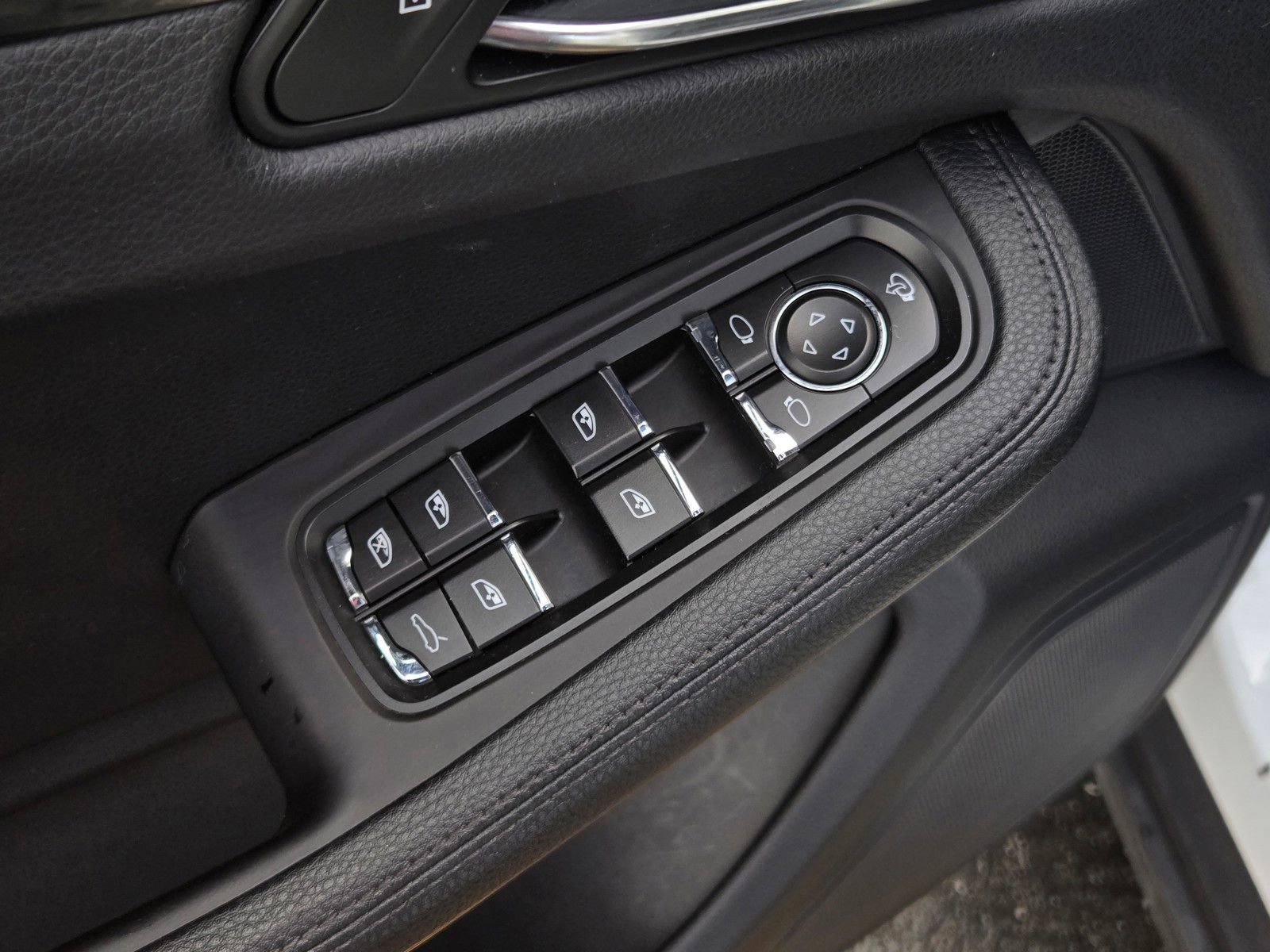 Used 2024 Porsche Macan AWD/4WD image 10