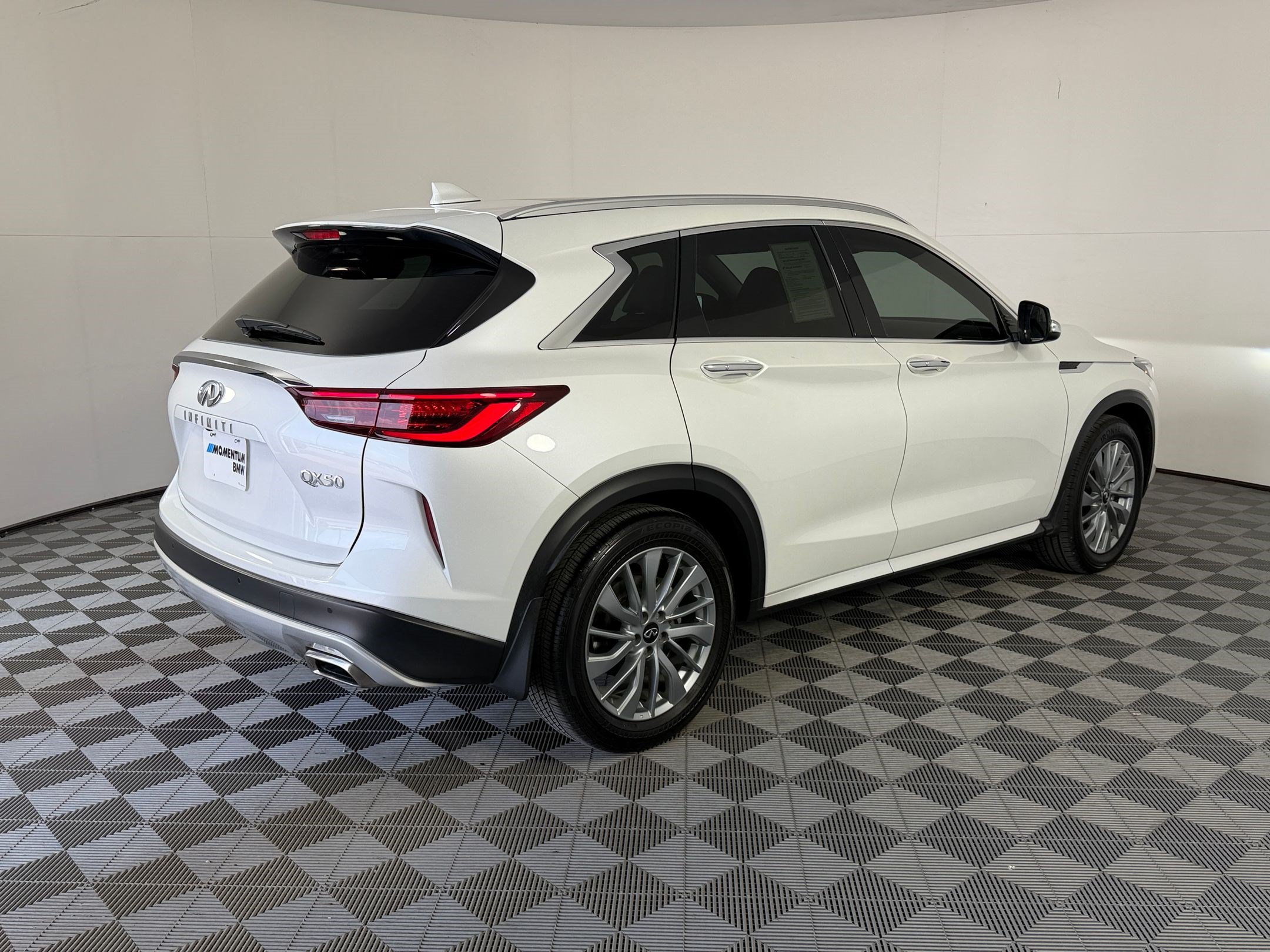 Used 2023 INFINITI QX50 Luxe FWD image 9