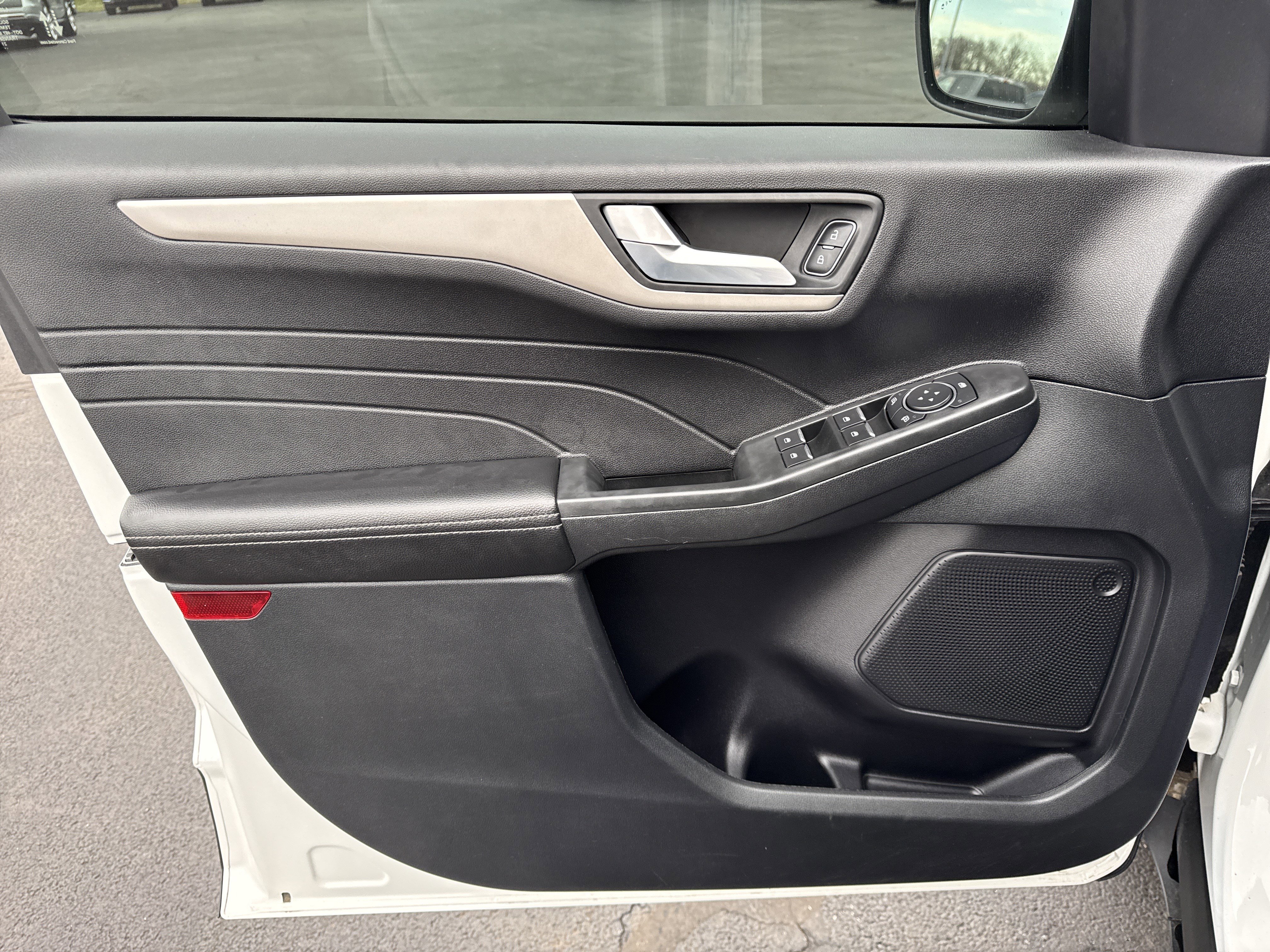 Used 2021 Ford Escape SE image 12