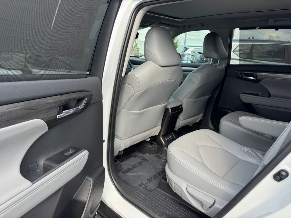 Used 2025 Toyota Highlander Platinum AWD/4WD image 37
