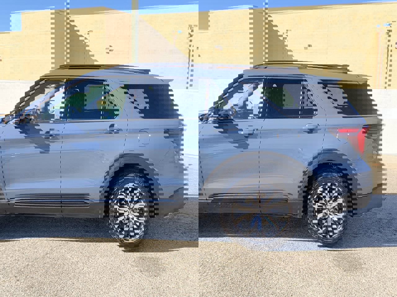 Used 2025 Ford Explorer ST-Line w/ Premium Package image 16