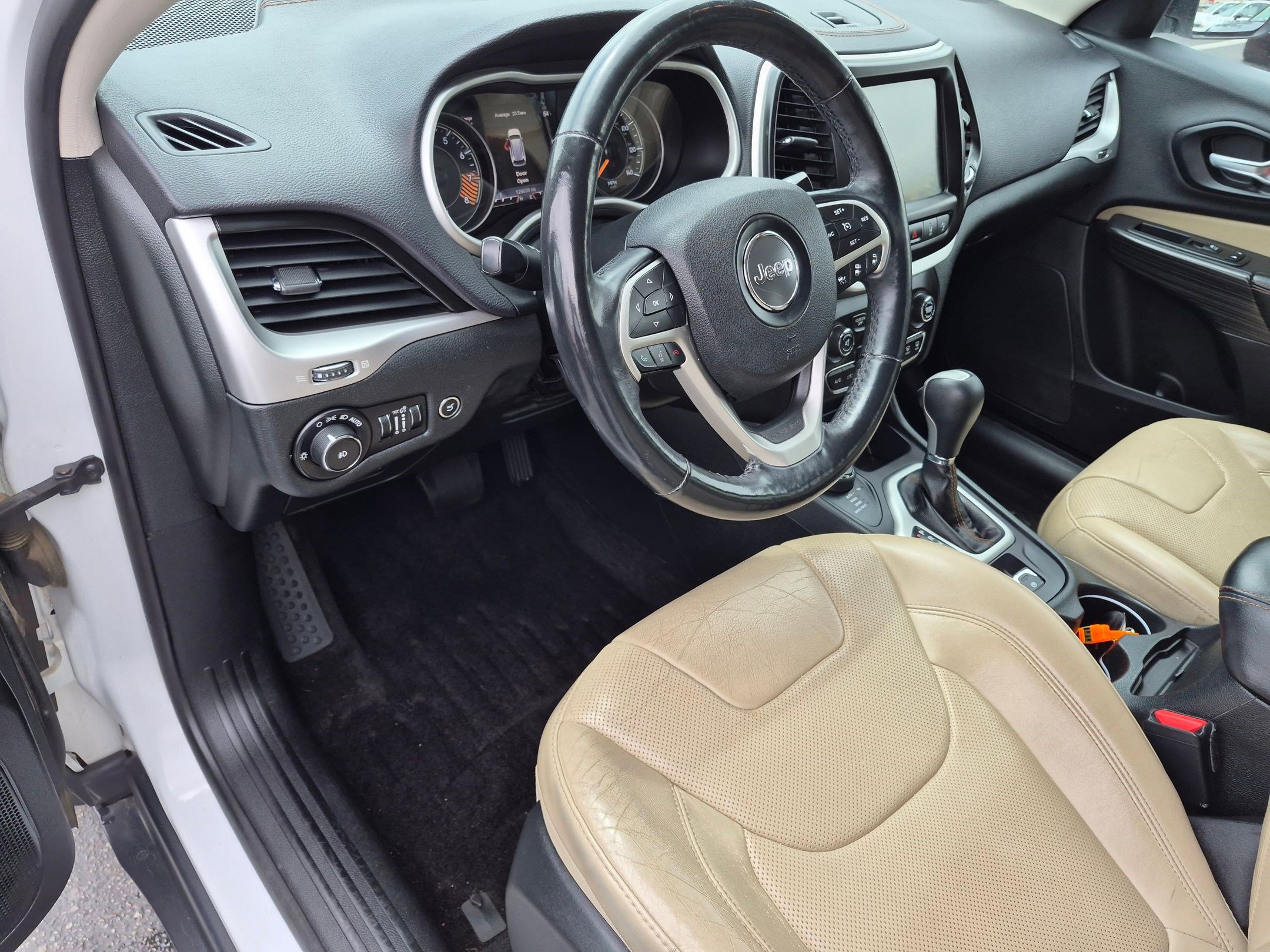 Used 2015 Jeep Cherokee Limited w/ Luxury Group AWD/4WD image 16