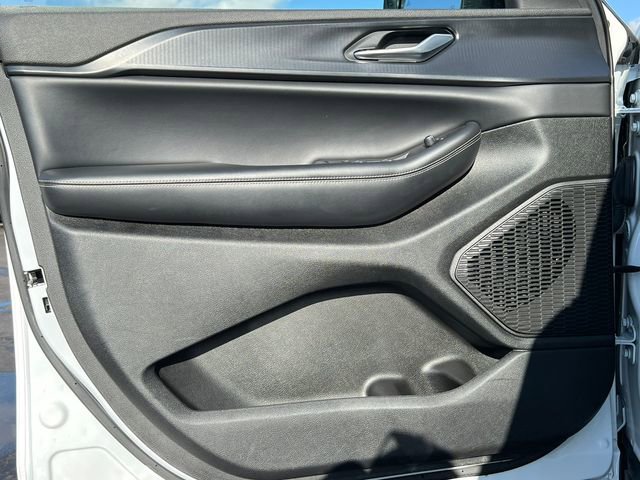 Used 2023 Jeep Grand Cherokee L Laredo image 16