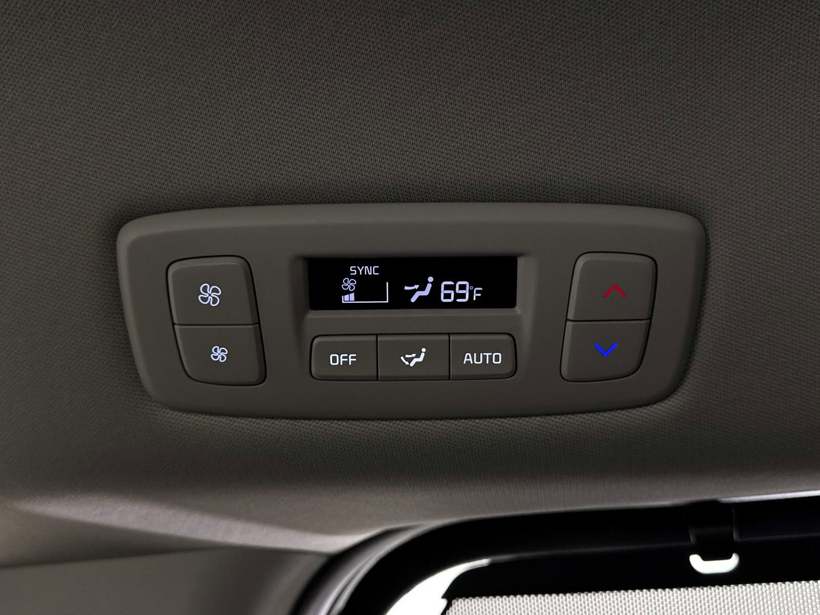 Used 2025 Kia Carnival EX image 32