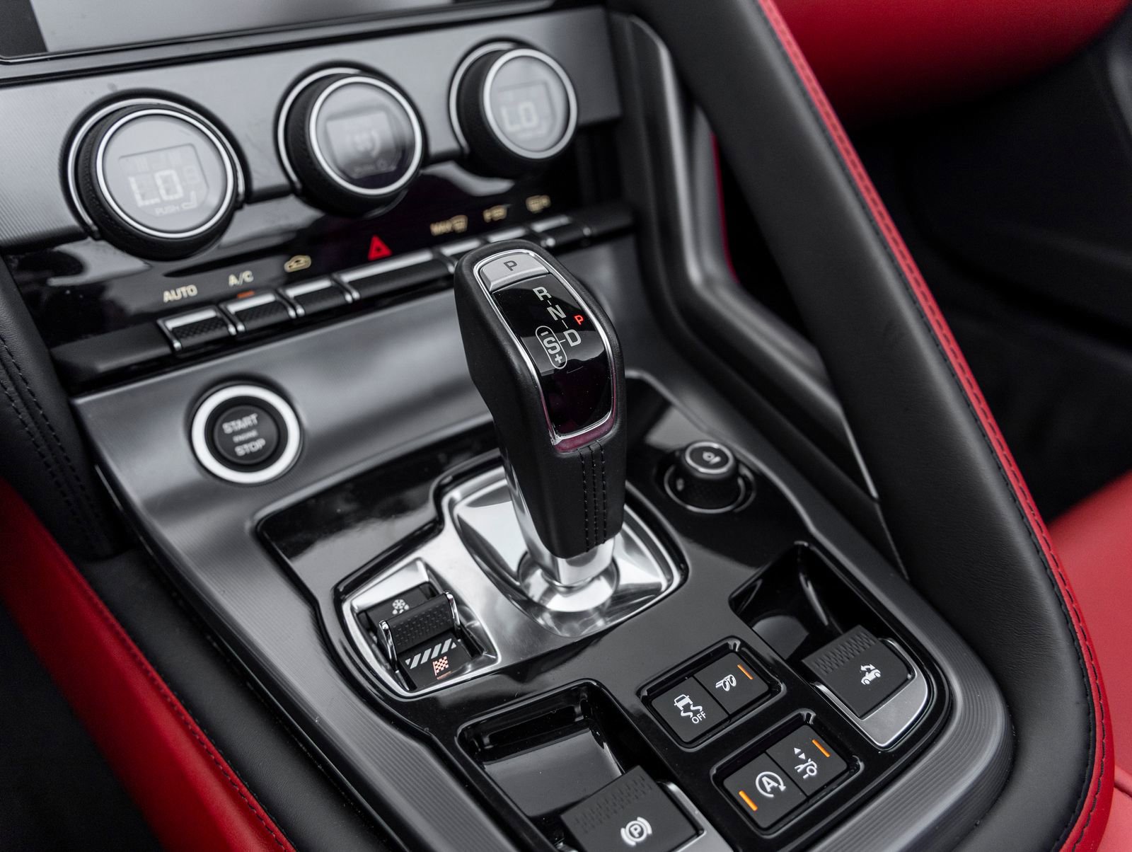 Used 2018 Jaguar F-TYPE R image 35