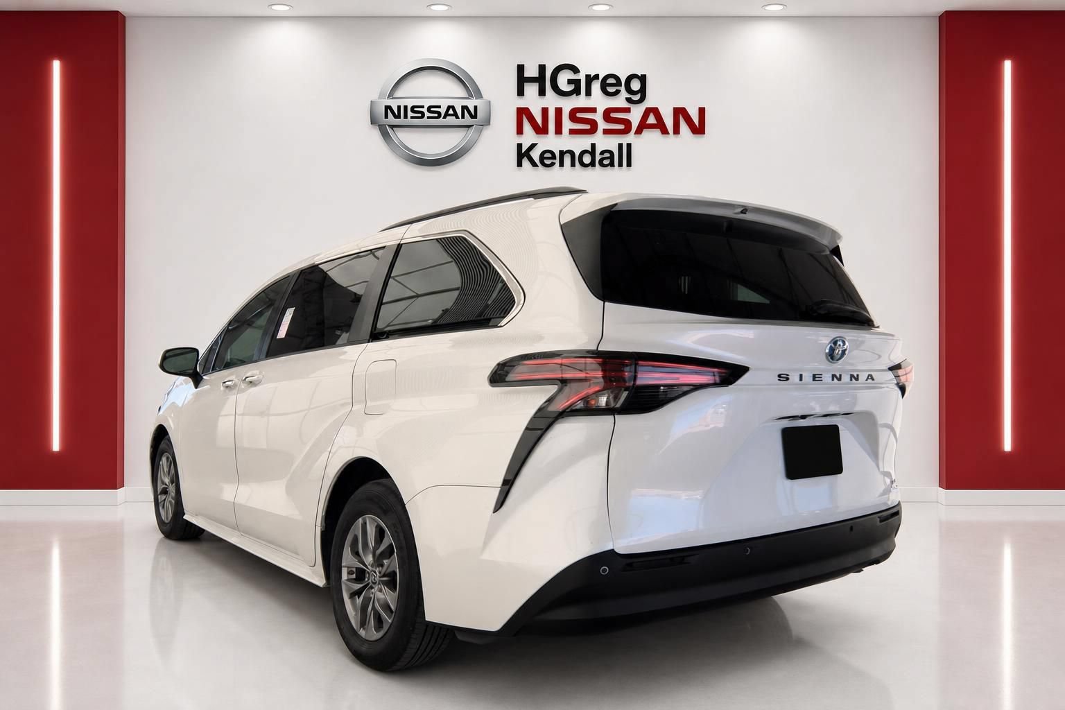 Used 2022 Toyota Sienna XLE FWD image 2