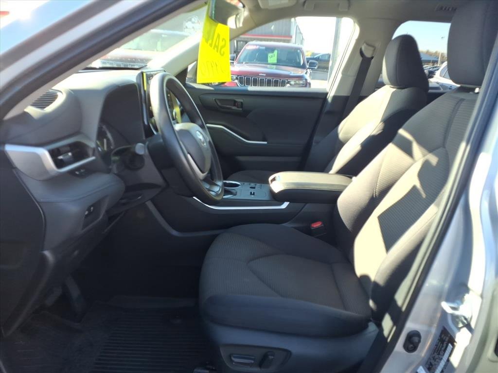 Used 2023 Toyota Highlander L image 4