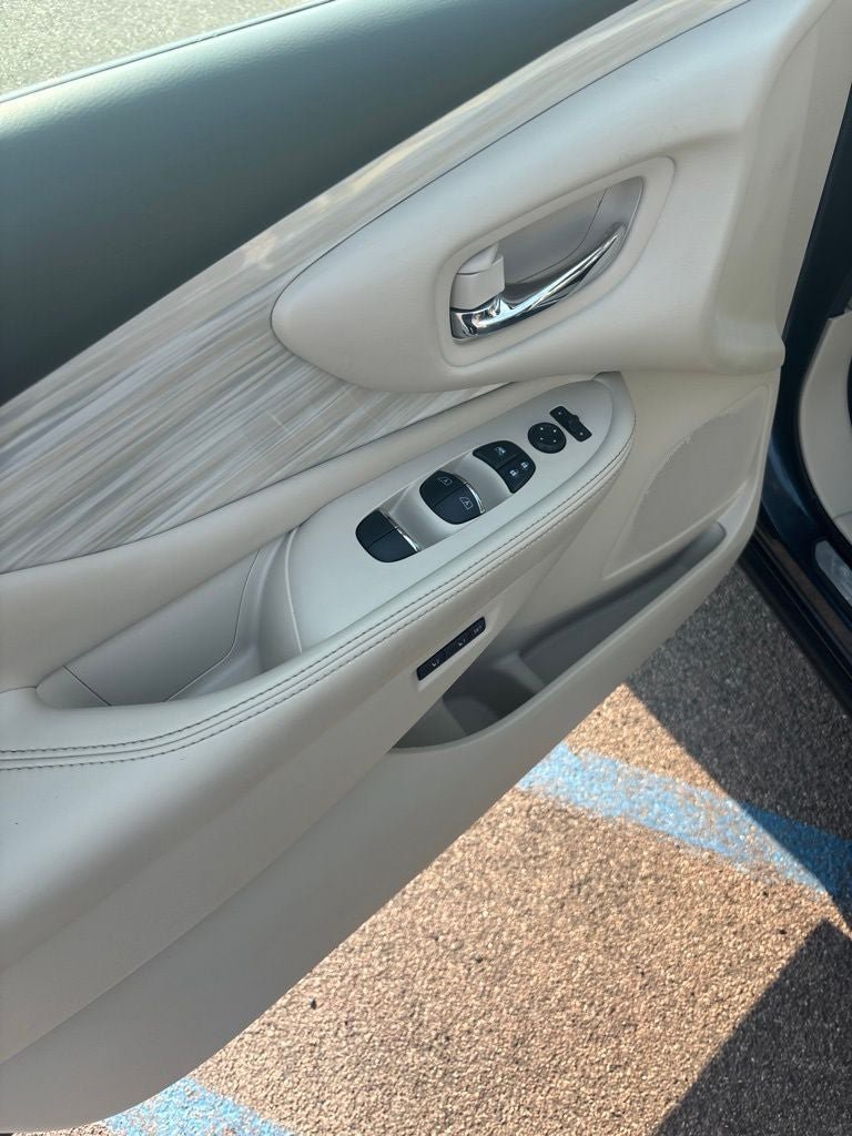 Used 2016 Nissan Murano Platinum w/ Platinum Technology Package FWD image 12