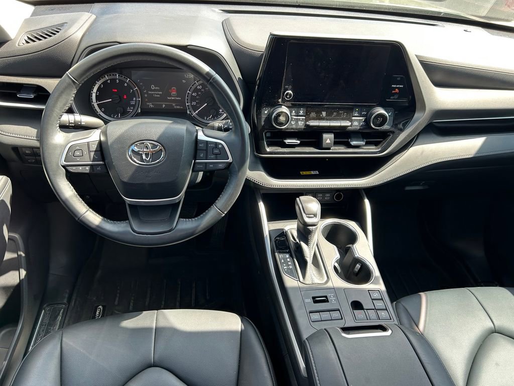 Used 2023 Toyota Highlander XLE image 19