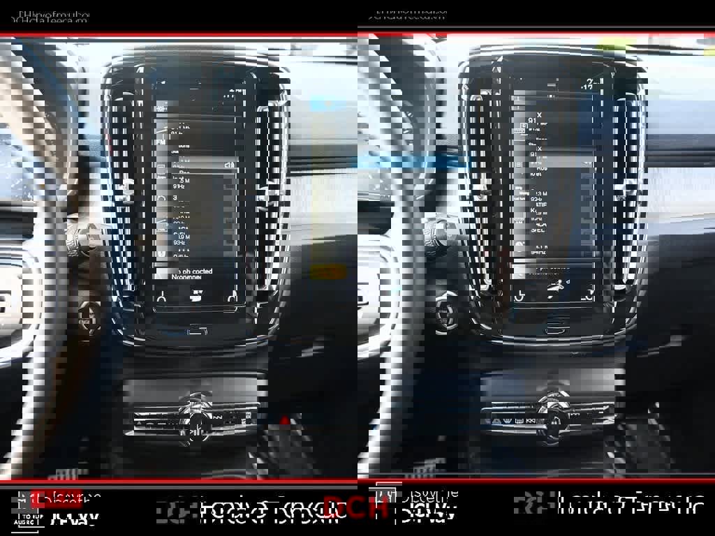 Used 2021 Volvo XC40 T4 Inscription image 12