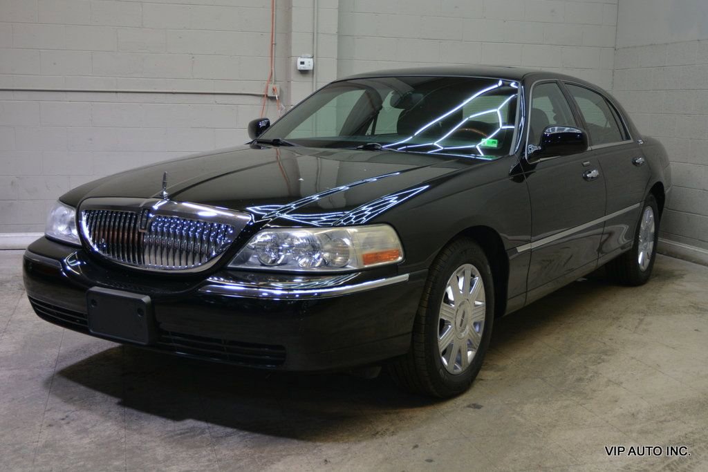 Used 2005 Lincoln Town Car Signature Limited image 2