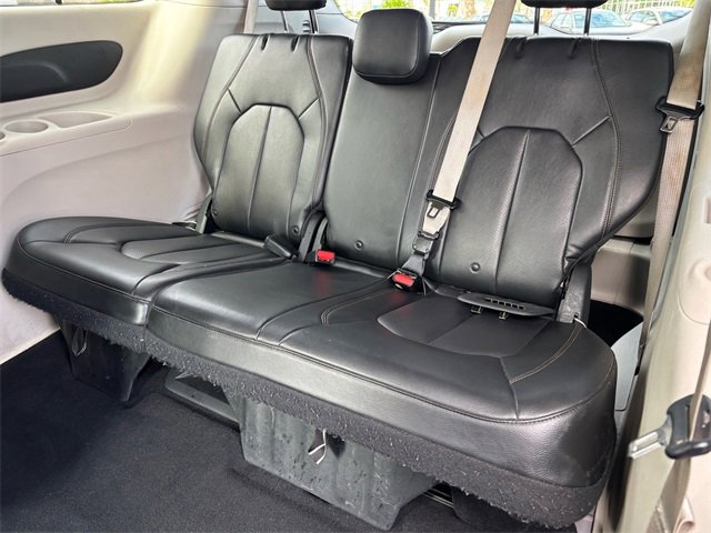 Used 2020 Chrysler Pacifica Touring-L image 7