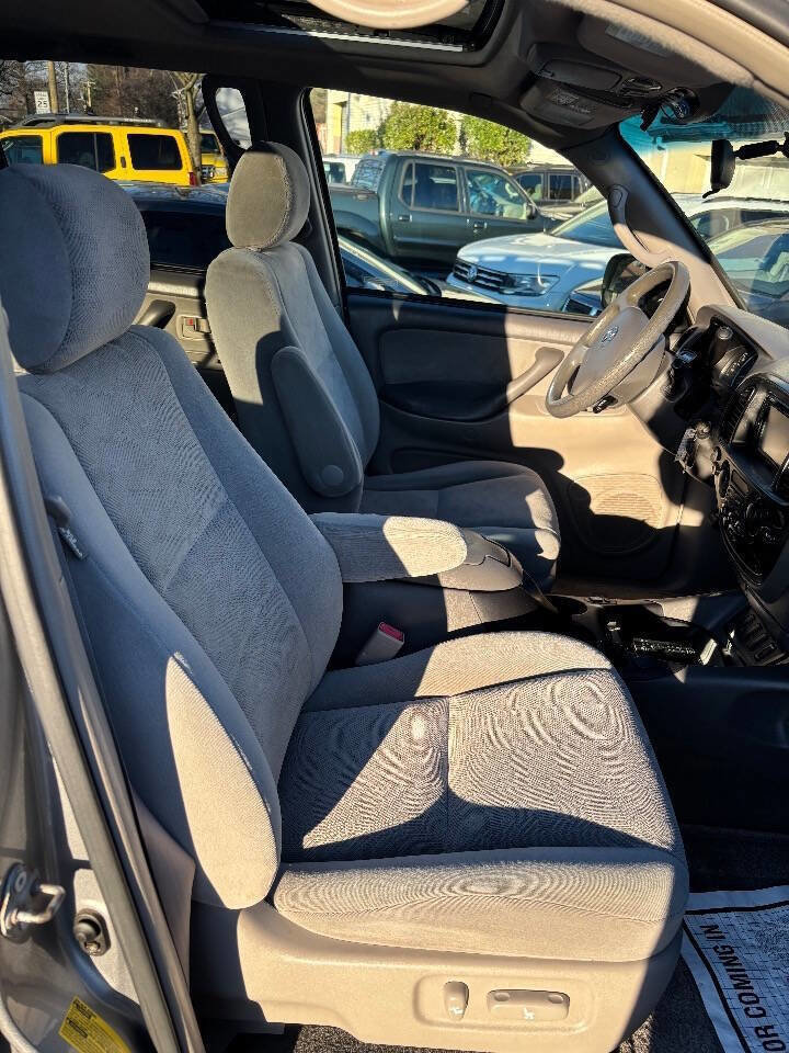 Used 2005 Toyota Sequoia SR5 image 18