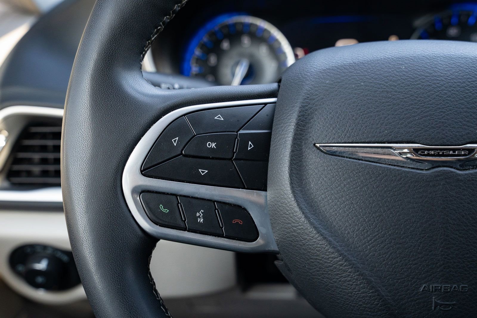 Used 2023 Chrysler Pacifica Touring-L image 27