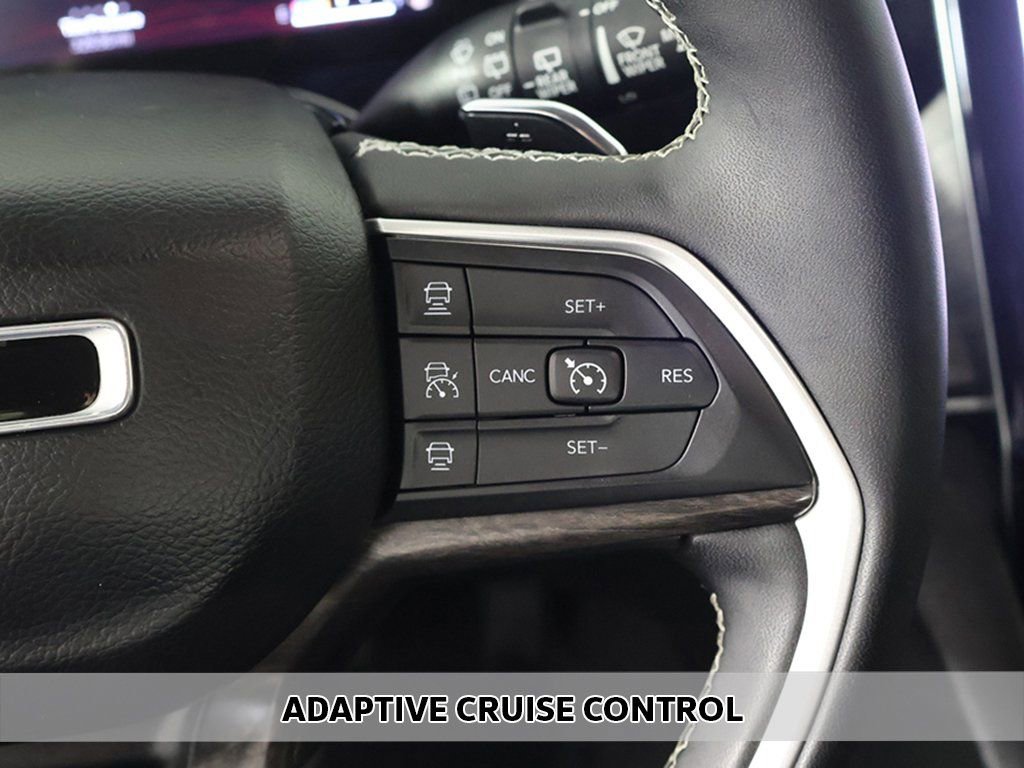 Used 2023 Jeep Grand Cherokee Limited w/ Luxury Tech Group II image 4