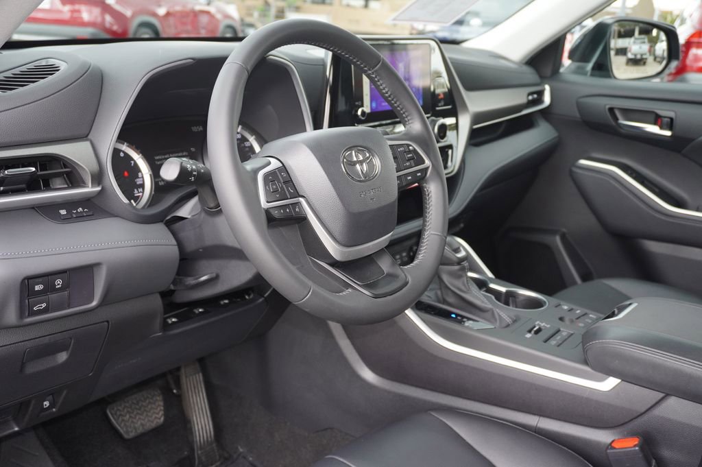 Certified 2024 Toyota Highlander XLE AWD/4WD image 15