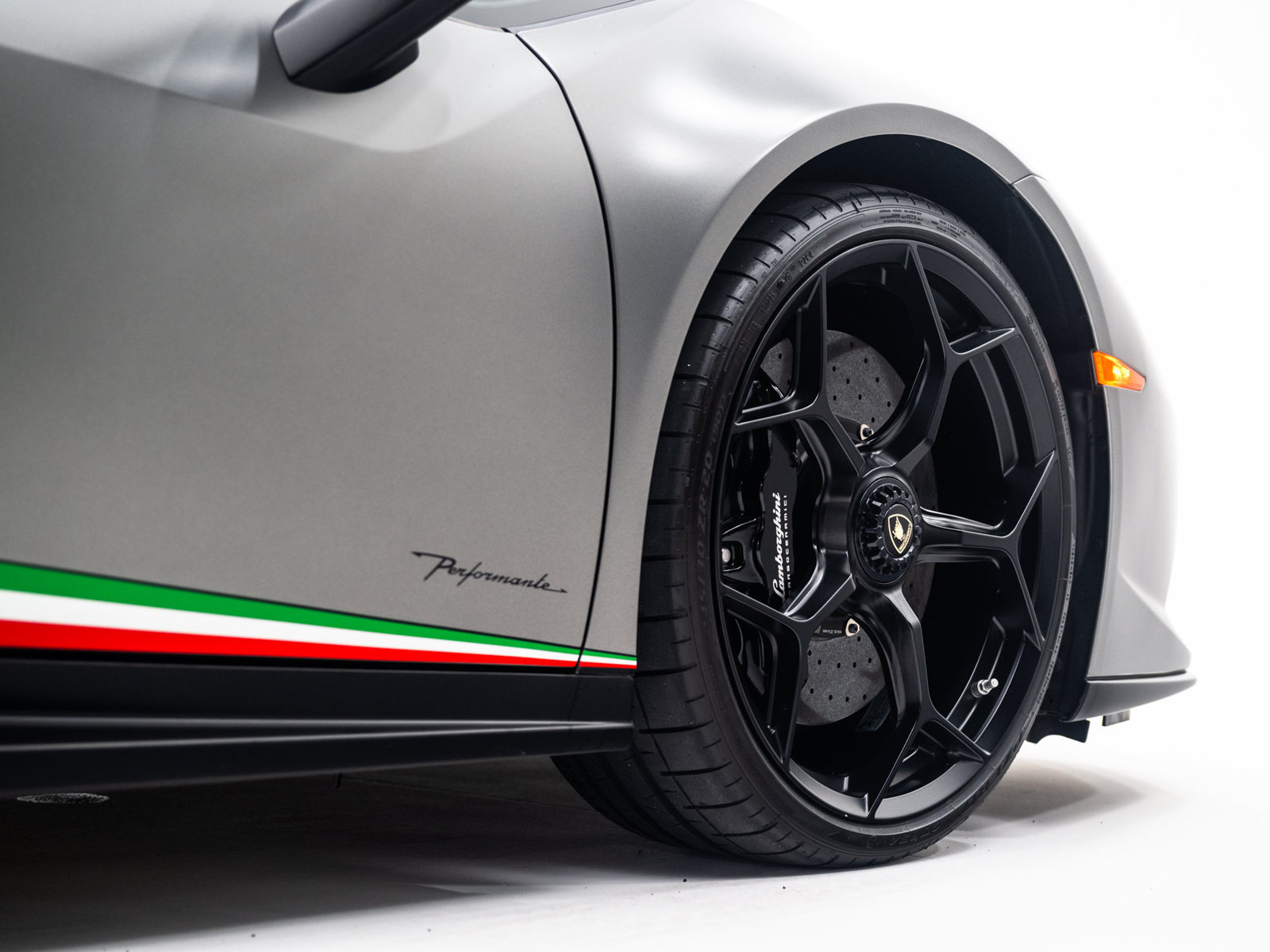 Used 2018 Lamborghini Huracan Performante AWD/4WD image 16