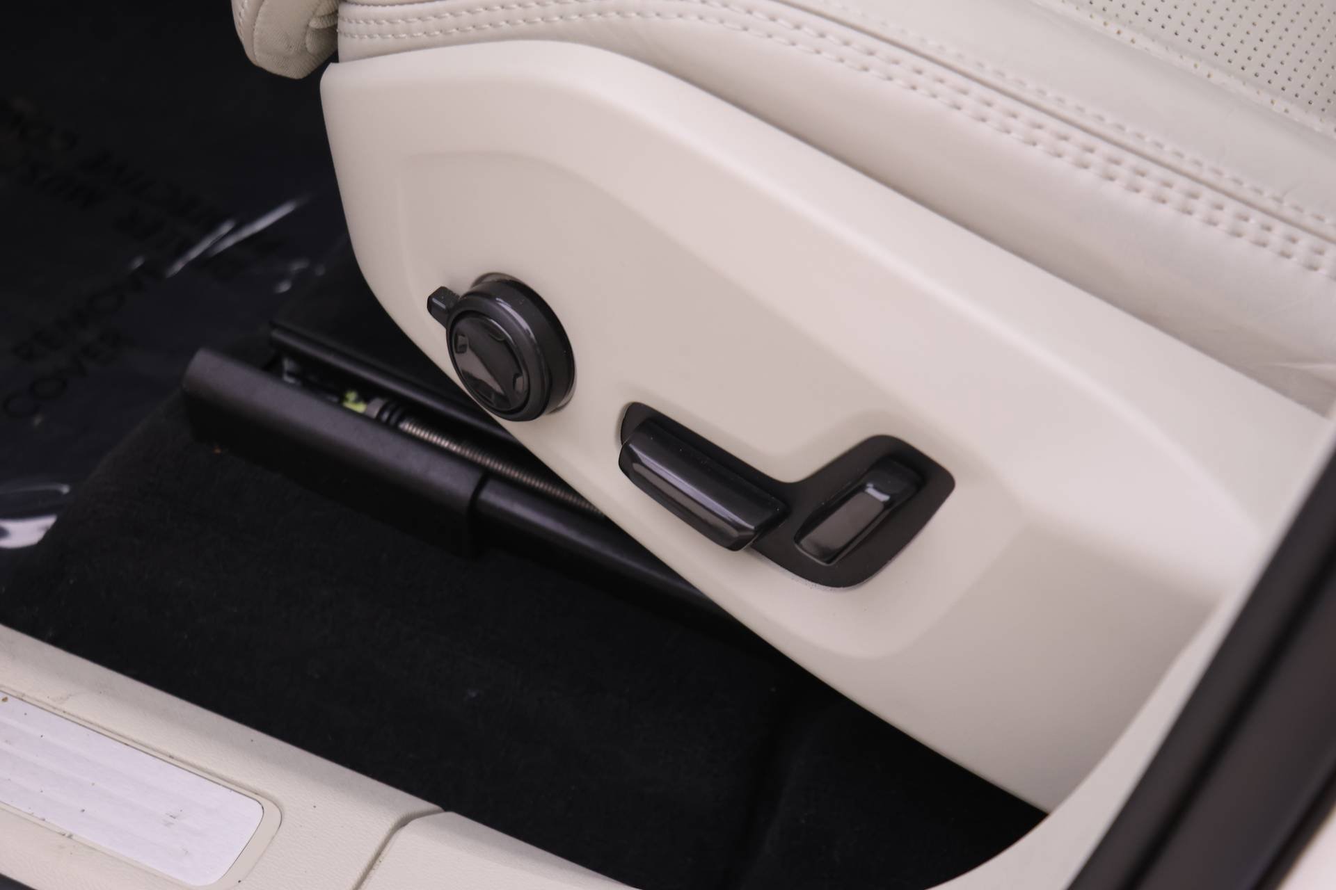 Certified 2025 Volvo XC60 T8 Ultra w/ Protection Package Premier image 21